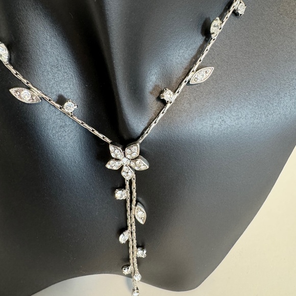 Beautiful Rhinestone and Silver Plated Floral Necklace - Picture 2 of 5